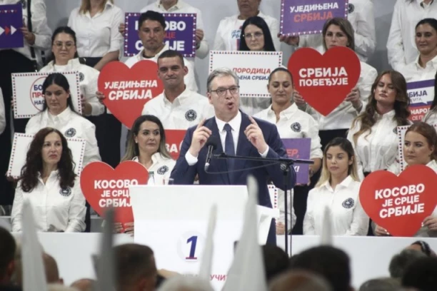 ZAGRLJAJ KOJI JE RASTOPIO KRAGUJEVAC: Dečak prišao Vučiću i zagrlio ga