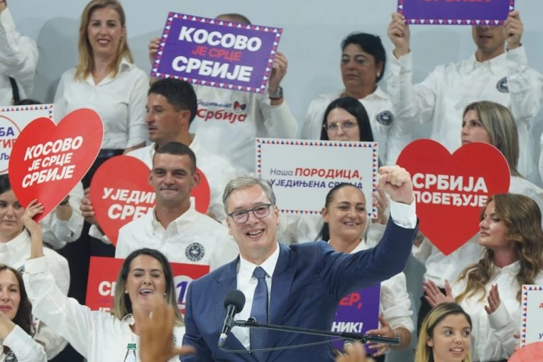 "VELIČANSTVENO, GRAD VELIKOG SRCA! Oglasio se Vučić posle veličanstvenog skupa - Evo šta je imao poruči Kragujevčanima! (VIDEO)