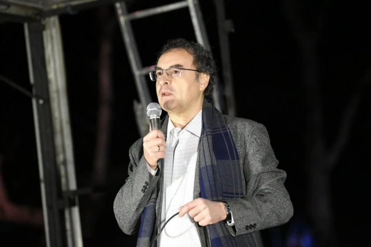KO SE TO NAŠAO DA POPUJE PO SRBIJI: Još jedna tribina samozvanih poštenjačina koje raspiruju blokaderstvo