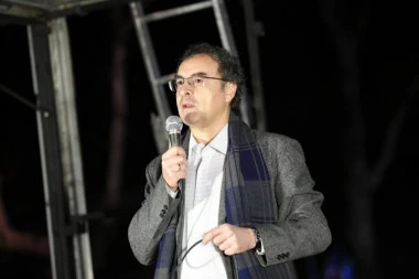 KO SE TO NAŠAO DA POPUJE PO SRBIJI: Još jedna tribina samozvanih poštenjačina koje raspiruju blokaderstvo