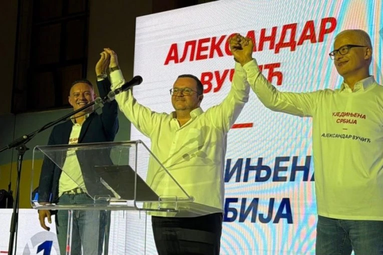VIŠE OD TRI HILJADE ZDRAVSTVENIH RADNIKA I GRAĐANA NA TRIBINI "UJEDINJENI ZA ZDRAVLJE" U NIŠU! Prvi put apolitični lekari javno podržali listu koju predvodi Aleksandar Vučić! (FOTO)