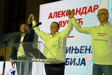 VIŠE OD TRI HILJADE ZDRAVSTVENIH RADNIKA I GRAĐANA NA TRIBINI "UJEDINJENI ZA ZDRAVLJE" U NIŠU! Prvi put apolitični lekari javno podržali listu koju predvodi Aleksandar Vučić! (FOTO)