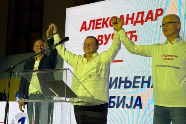 VIŠE OD TRI HILJADE ZDRAVSTVENIH RADNIKA I GRAĐANA NA TRIBINI "UJEDINJENI ZA ZDRAVLJE" U NIŠU! Prvi put apolitični lekari javno podržali listu koju predvodi Aleksandar Vučić! (FOTO)