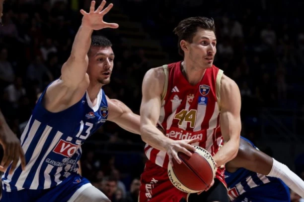 Crvena zvezda - Budućnost: Dvocifrena prednost za crveno-bele na poluvremenu