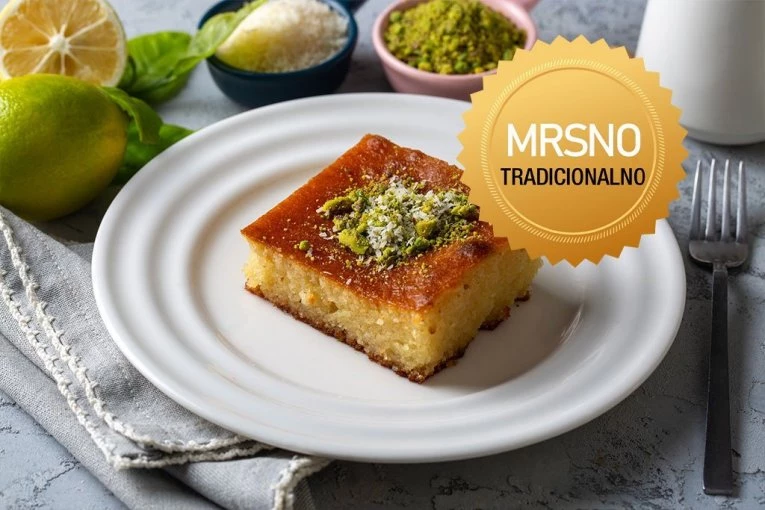 STARINSKI ZALIVENI KOLAČ KOJI SE TOPI U USTIMA: Jednostavan recept u kom se sve meri istom čašom