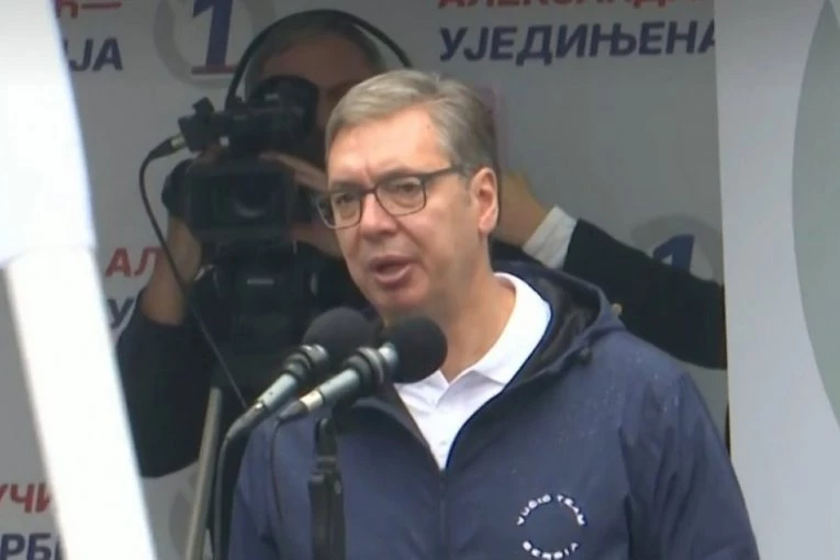 TOLIKO O TOME KO JE JAČI POL! Vučić nasmejao sve za kafanskim stolom - Evo ko je naručio rakiju, a ko pivo