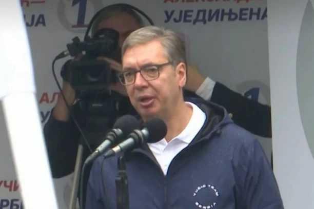 TOLIKO O TOME KO JE JAČI POL! Vučić nasmejao sve za kafanskim stolom - Evo ko je naručio rakiju, a ko pivo