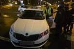 UŽAS NA NOVOM BEOGRADU! Pomahnitali taksista-blokader hteo da povredi pristalice SNS, pa zgazio policajca!