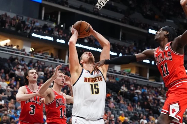 Nikola Jokić dominira na terenu: Tripl-dabl srpskog asa za pobedu Denvera