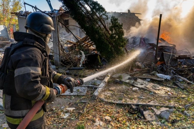 BRUTALAN RUSKI UDAR NA UKRAJINU, POGINULI TINEJDŽERI! Raketa pala tik uz prodavnicu i stambene zgrade! (FOTO, VIDEO)