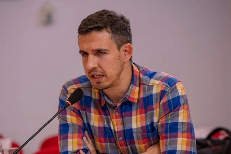 VLASNIK FANTOMSKE AGENCIJE GLUMI OBJEKTIVNOG ANALITIČARA U BLOKADERSKOJ MAJICI! Prvo je tvrdio "Vučić ubedljivo gubi" sad priča - biće "pata karta" (VIDEO)