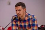 VLASNIK FANTOMSKE AGENCIJE GLUMI OBJEKTIVNOG ANALITIČARA U BLOKADERSKOJ MAJICI! Prvo je tvrdio "Vučić ubedljivo gubi" sad priča - biće "pata karta" (VIDEO)