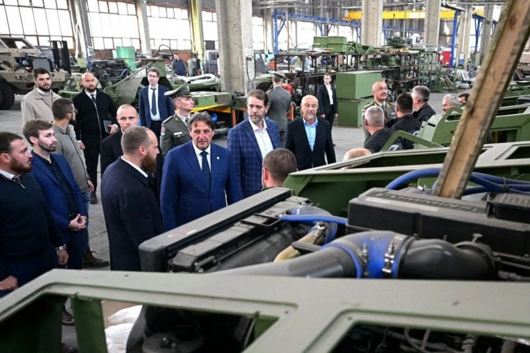 Ministar Gašić obišao fabrike Odbrambene industrije u Kragujevcu! (FOTO)