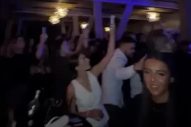 PODRŠKA PATRIOTSKOJ SRBIJI! Prelepa scena na Jahorini - studenti iz Republike Srpske, Srbije i Crne gore pevaju "Ruzmarin"! (VIDEO)