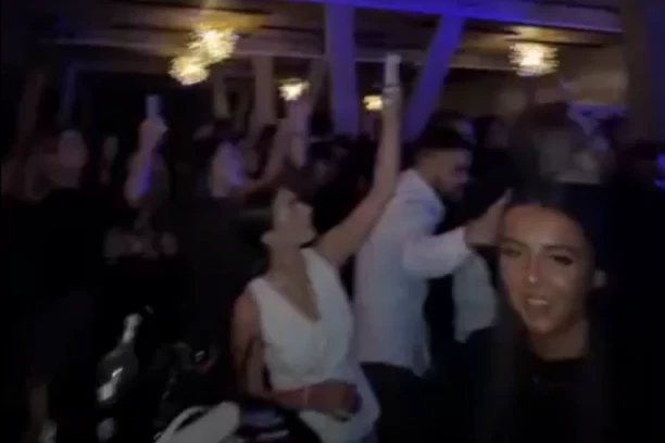 PODRŠKA PATRIOTSKOJ SRBIJI! Prelepa scena na Jahorini - studenti iz Republike Srpske, Srbije i Crne gore pevaju "Ruzmarin"! (VIDEO)