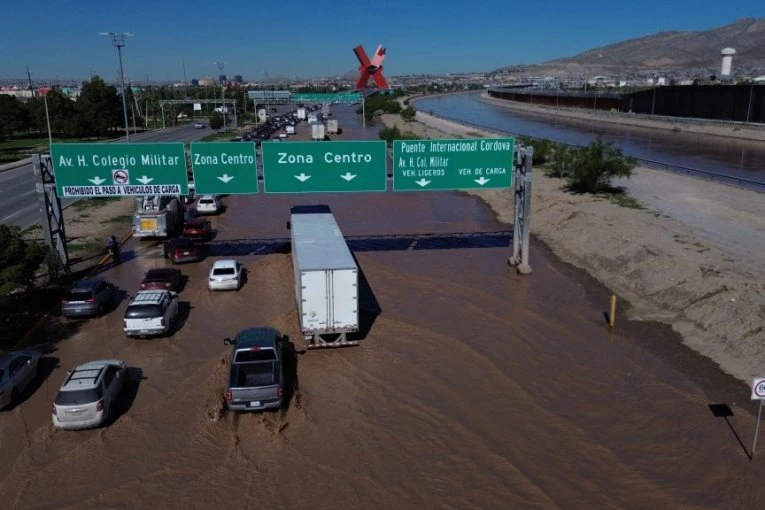 STRAVIČNE POPLAVE NAPRAVILE HAOS! Ima MRTVIH, DECA među žrtvama, za NESTALIMA se još traga! (VIDEO)
