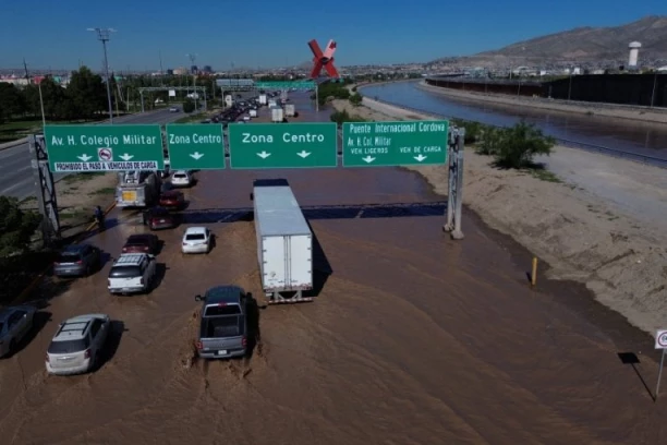 STRAVIČNE POPLAVE NAPRAVILE HAOS! Ima MRTVIH, DECA među žrtvama, za NESTALIMA se još traga! (VIDEO)