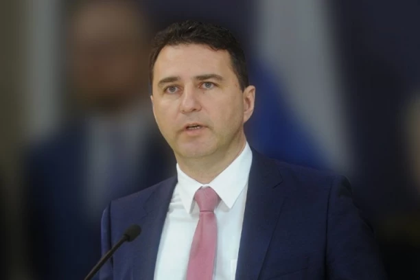 FOTELJAŠ KOME JE SVE MALO: Ko je Dejan Jakšić koji preko blokaderske liste ponovo juriša na vlast?