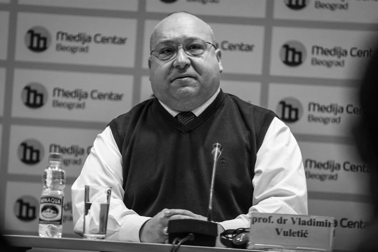 OPERISAO TUMOR NA MOZGU! Profesor Vladimir Vuletić disao uz pomoć aparata, a životnu bitku vodio još od tinejdžerskih dana!