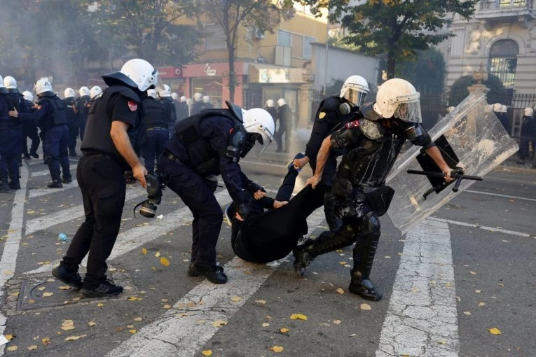 HAOS U TIRANI, STUDENTI SE SUKOBILI SA POLICIJOM! Letele kamenice, razbijana stakla, povređeno 13 osoba, usledila hapšenja! (FOTO, VIDEO)