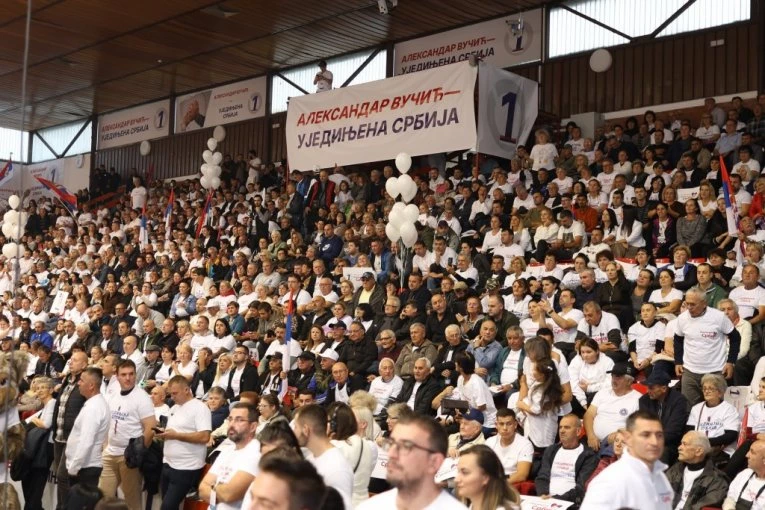 SKUP LISTE UJEDINJENA SRBIJA U ŠAPCU: Pristiže veliki broj građana, obraćanje Vučića u 18 časova