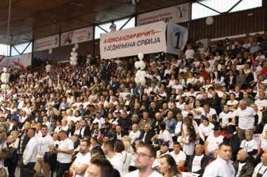 SKUP LISTE UJEDINJENA SRBIJA U ŠAPCU: Pristiže veliki broj građana, obraćanje Vučića u 18 časova