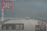 VOZIO 245 NA SAT GDE JE OGRANIČENJE 100! Bahati vozač uhvaćen na putu Lajkovac-Valjevo! (VIDEO)