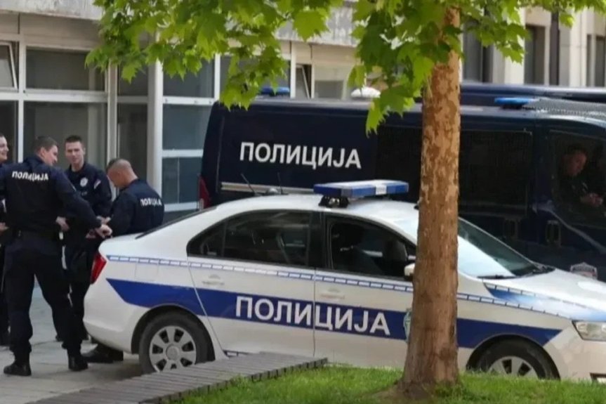 Policija ispred zgrade