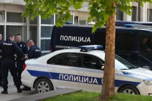 Policija upala na plac kod Tutina: Zbog 41 automobila uhapšen muškarac