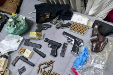 U KUĆI IMAO ARSENAL ORUŽJA! Uhapšen Beograđanin, policija zaplenila škorpion, revolvere, samostrel, pištolje i skoro 300 METAKA! (FOTO)