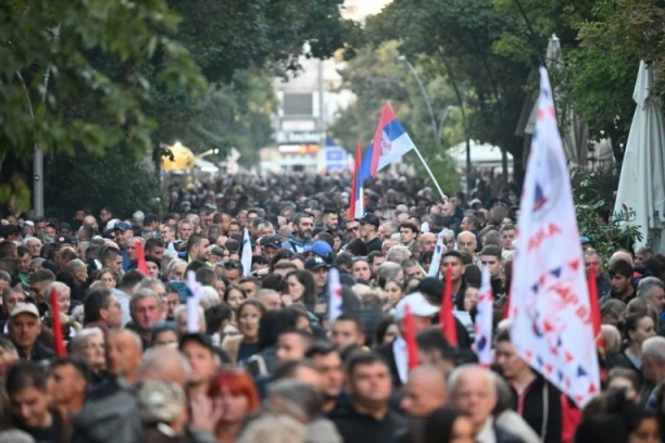 SKUP LISTE UJEDINJENA SRBIJA U ŠAPCU: Pristiže veliki broj građana, obraćanje Vučića u 18 časova (FOTO)