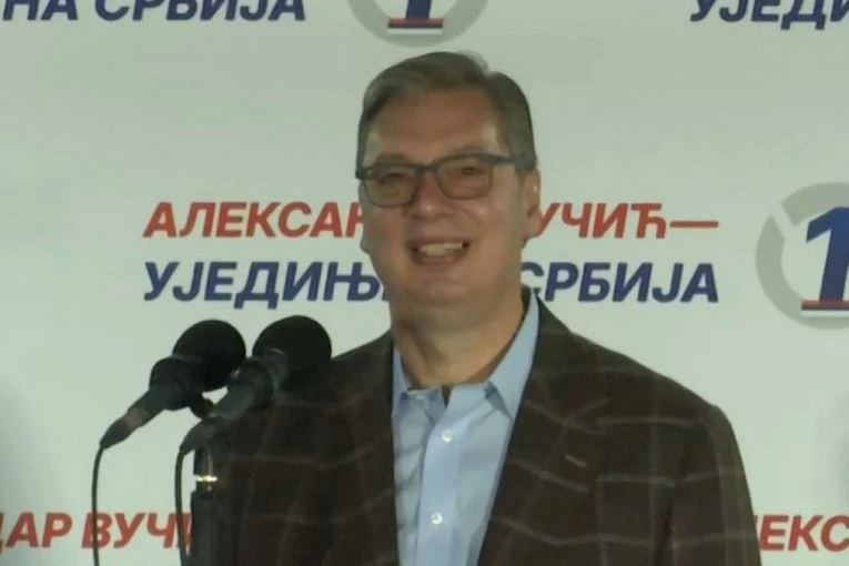 SKUP LISTE UJEDINJENA SRBIJA U ŠAPCU: Obraća se Vučić, veliki broj ljudi se okupio u centru grada (FOTO)