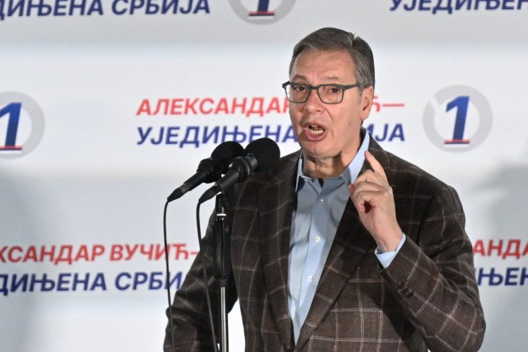 VUČIĆ NAJAVIO VEĆE PLATE I PENZIJE! Evo kolike će zarade biti u Loznici i Šapcu