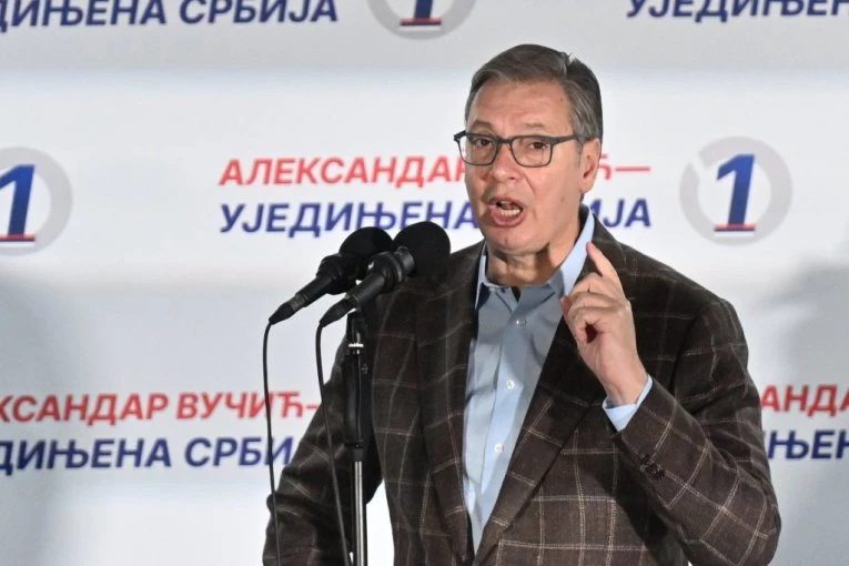 VUČIĆ NAJAVIO VEĆE PLATE I PENZIJE! Evo kolike će zarade biti u Loznici i Šapcu