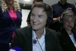 ANA BRNABIĆ SE JAVLJALA GRAĐANIMA IZ KOL-CENTRA SNS U NIŠU: Narod oduševljen!
