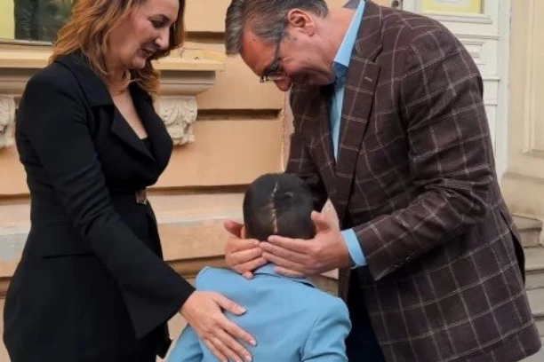 "PRAVI MALI HEROJ!" Dirljiv susret: Kad je video Vučića Luka mu poleteo u zagreljaj (VIDEO)