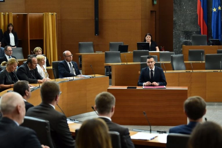 HAOS U SLOVENAČKOM PARLAMENTU! Poslanica izgubila strpljenje, kolegu gađala poslovnikom (VIDEO)