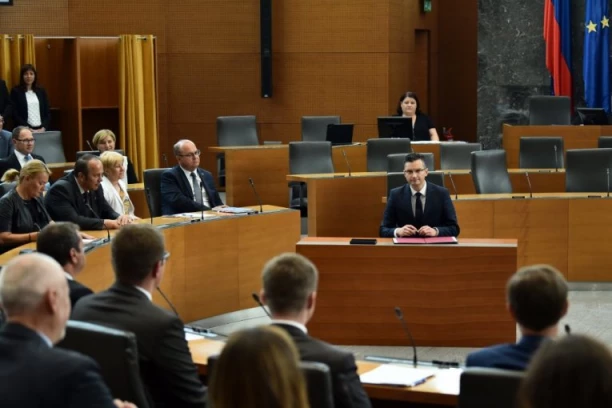 HAOS U SLOVENAČKOM PARLAMENTU! Poslanica izgubila strpljenje, kolegu gađala poslovnikom (VIDEO)