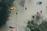 POTRESAN SNIMAK IZ ISTANBULA: Dečak tokom nevremena bosonog zakoračio u baru i poginuo od strujnog udara! (VIDEO)