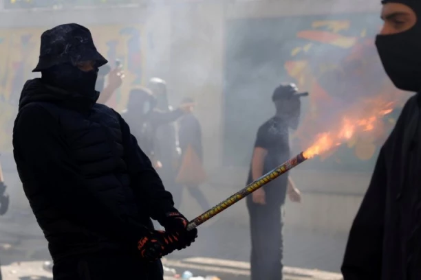 HOROR U TIRANI! Demonstranti pale policajce, snimak pripadnika "Škorpiona" u plamenu frapirao svet! (UZNEMIRUJUĆI VIDEO)