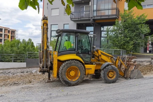 NESREĆA NA OBRENOVAČKOM DRUMU! Kašika bagera pala na radnike, poznato u kakvom su stanju