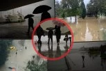 URUŠIO SE DEO MOSTA U ISTANBULU! Automobili ostali ZAROBLJENI, bujica i blato NOSE SVE pred sobom!