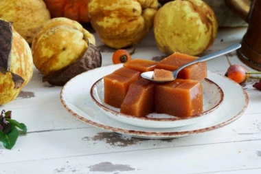 DOMAĆI KITNIKEZ po starinskom receptu: Mirisan slatkiš od dunja koji se seče na kocke