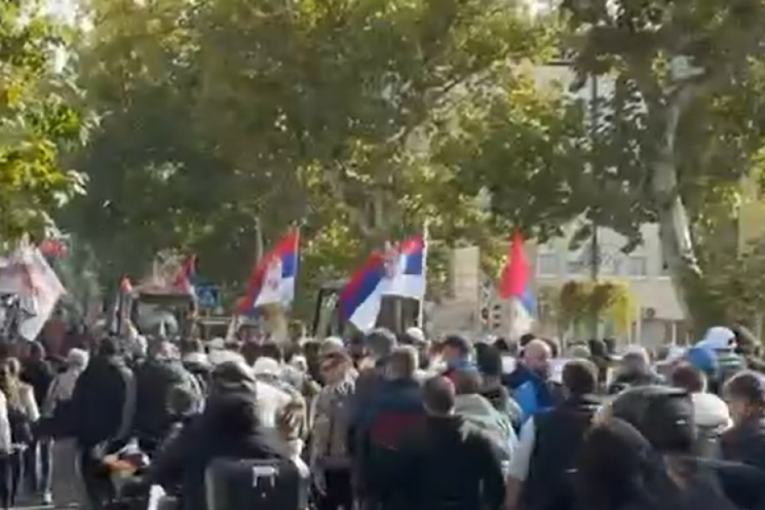 Mladi krenuli na put ka Novom Sadu

