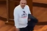 DIREKTNA PODRŠKA IZ PRIŠTINE! Rašićev poslanik Lazar Radulović u kosovskom parlamentu šeta u majici "Studenti pobeđuju"