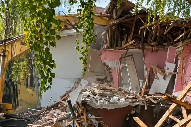 Rušenje Doma zdravlja u Vinči