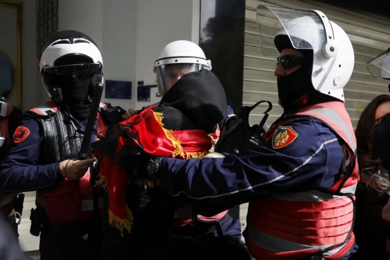 POVREĐEN DIREKTOR POLICIJE U TIRANI TOKOM PROTESTA! Hitno prevezen u bolnicu