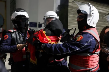 POVREĐEN DIREKTOR POLICIJE U TIRANI TOKOM PROTESTA! Hitno prevezen u bolnicu