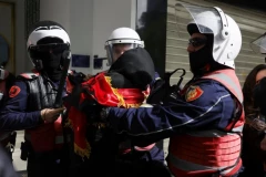 POVREĐEN DIREKTOR POLICIJE U TIRANI TOKOM PROTESTA! Hitno prevezen u bolnicu