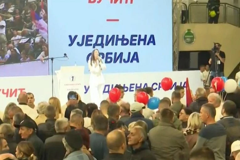 OGROMAN BROJ LJUDI DOŠAO NA SKUP U LAZAREVCU! Građani čekaju Vučićevo obraćanje!